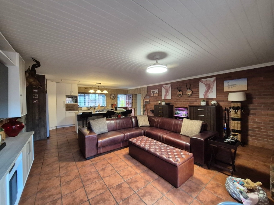 5 Bedroom Property for Sale in Langenhovenpark Free State